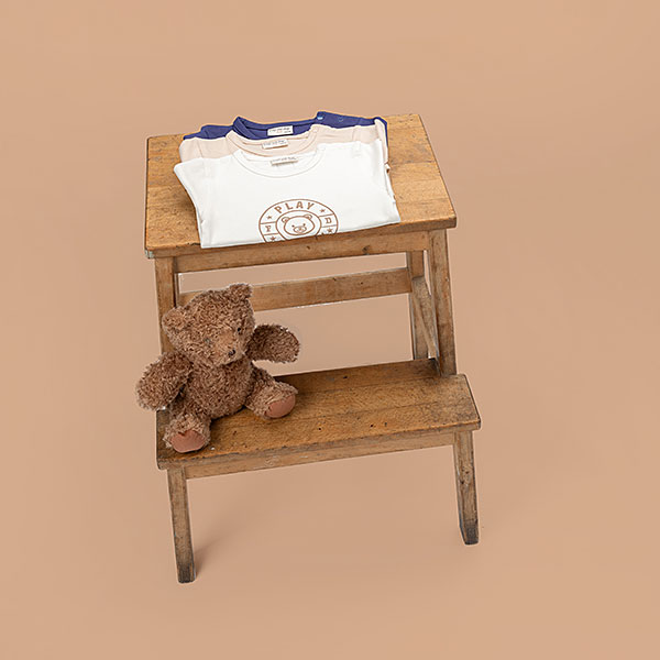 Frogs and Dogs baby & peutershirt Smoke Gray met geborduurd F&D-logo en drukknoopjes op de schouder.