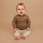 Frogs and Dogs Play All Day sweater voor peuters in Beaver Fur bruin met geborduurd logo.