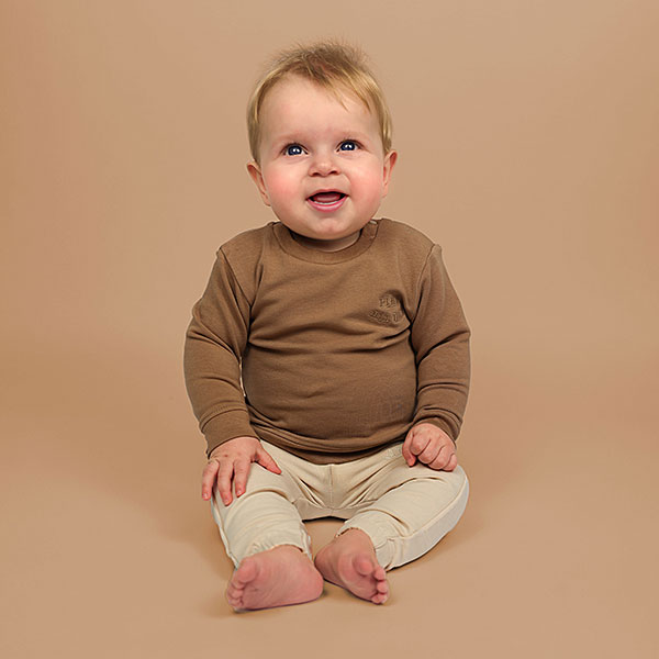 Frogs and Dogs Play All Day sweater voor peuters in Beaver Fur bruin met geborduurd logo.