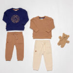 Frogs and Dogs baby & peutersweater Patriot Blue met Play All Day-embleem en beerprint op de voorkant.