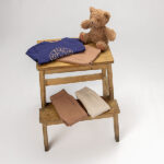 Frogs and Dogs baby & peutersweater Patriot Blue met Play All Day-embleem en beerprint op de voorkant.