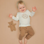 Frogs and Dogs Play All Day baby & peutershirt Emblem White Alyssum met rond embleem en beertje