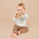 Frogs and Dogs Play All Day baby & peutershirt Emblem White Alyssum met rond embleem en beertje