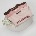 Frogs and Dogs baby & peutersweater in Sepia Rose met lange mouwen, opdruk Ballerina en plooitjes op de schouders.