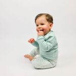 Frogs and Dogs baby & peuterbroek Nice Team White Alyssum Green met streepjes, zakken en Dino-logo