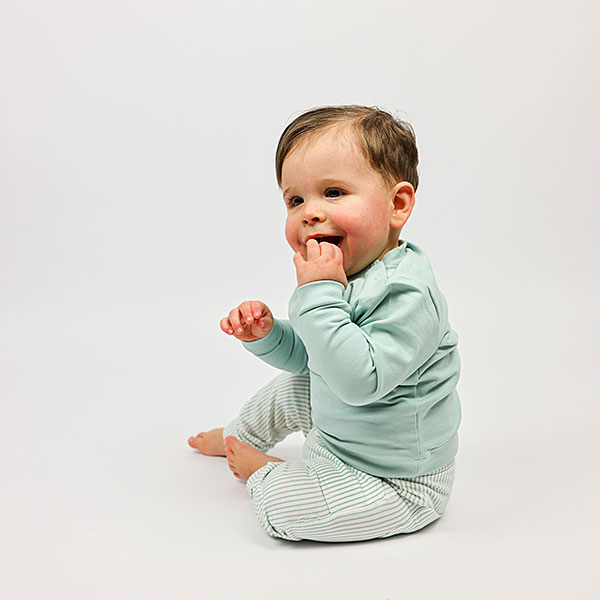 Frogs and Dogs baby & peuterbroek Nice Team White Alyssum Green met streepjes, zakken en Dino-logo