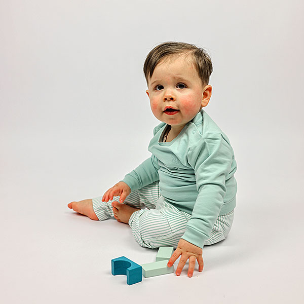 Frogs and Dogs baby & peuterbroek Nice Team White Alyssum Green met streepjes, zakken en Dino-logo