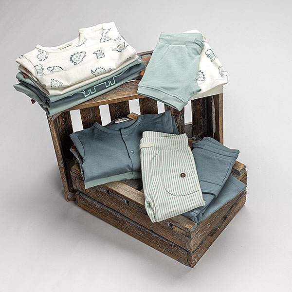 Frogs and Dogs baby & peuterbroek Nice Team White Alyssum Green met streepjes, zakken en Dino-logo