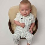 Frogs and Dogs baby tuinbroek Sand and Sun met blauw-geel streepjesdessin, verstelbare bandjes en voorzakjes