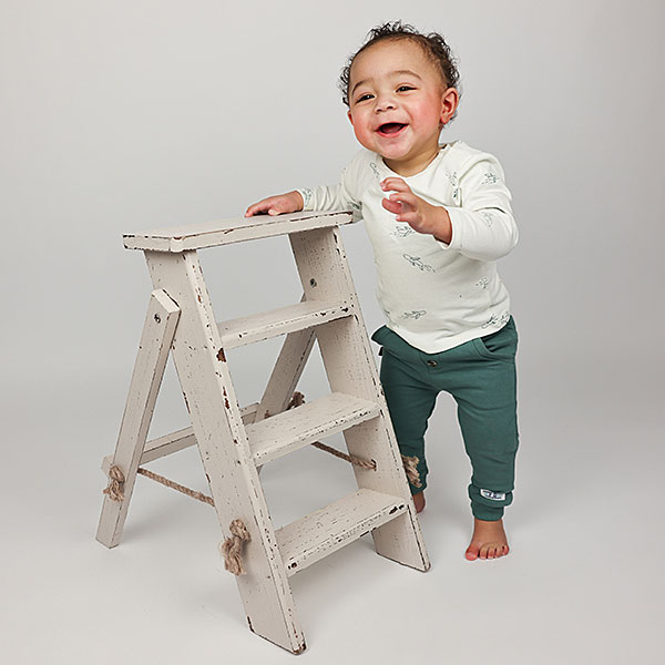 Frogs and Dogs Pilot Club baby & peutershirt in White Alyssum met lange mouwen en groene vliegtuigprint.