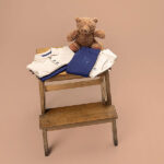 Frogs and Dogs Play All Day broek Patriot Blue donkerblauw met F&D-embleem voor baby & peuters