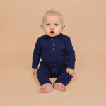 Frogs and Dogs Play All Day broek Patriot Blue donkerblauw met F&D-embleem voor baby & peuters