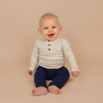 Frogs and Dogs Play All Day broek Patriot Blue donkerblauw met F&D-embleem voor baby & peuters