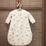 Jollein 4-seizoenen slaapzak Riverside met eendjes, konijntjes en plantjes op een ivory achtergrond, afritsbare mouwen en dubbele laag.