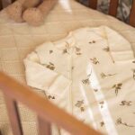 Jollein 4-seizoenen slaapzak Riverside met eendjes, konijntjes en plantjes op een ivory achtergrond, afritsbare mouwen en dubbele laag.