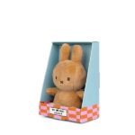 Beige Nijntje knuffel van Bon Ton Toys, gemaakt van zachte Softboa-stof en 10 cm hoog, geschikt voor baby’s vanaf de geboorte.