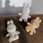 Beige Nijntje knuffel van Bon Ton Toys, gemaakt van zachte Softboa-stof en 10 cm hoog, geschikt voor baby’s vanaf de geboorte.