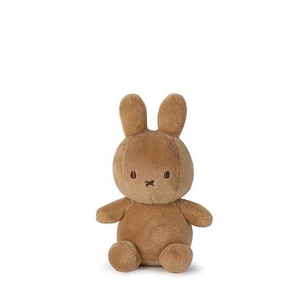 Beige Nijntje knuffel van Bon Ton Toys, gemaakt van zachte Softboa-stof en 10 cm hoog, geschikt voor baby’s vanaf de geboorte.