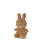 Beige Nijntje knuffel van Bon Ton Toys, gemaakt van zachte Softboa-stof en 10 cm hoog, geschikt voor baby’s vanaf de geboorte.