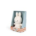 Crème Nijntje knuffel van Bon Ton Toys. Zachte stof, 10 cm hoog en geleverd in luxe cadeauverpakking. Een tijdloos en lief cadeautje voor baby’s vanaf de geboorte.