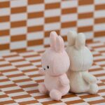 Crème Nijntje knuffel van Bon Ton Toys. Zachte stof, 10 cm hoog en geleverd in luxe cadeauverpakking. Een tijdloos en lief cadeautje voor baby’s vanaf de geboorte.