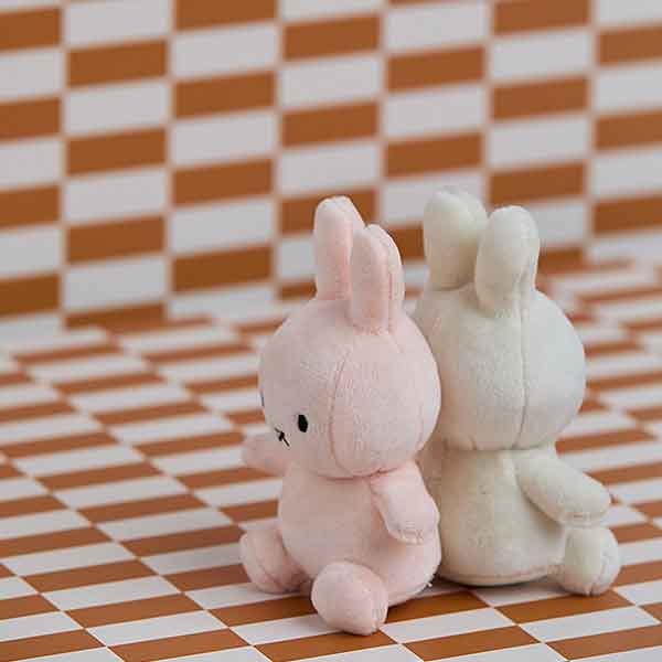 Crème Nijntje knuffel van Bon Ton Toys. Zachte stof, 10 cm hoog en geleverd in luxe cadeauverpakking. Een tijdloos en lief cadeautje voor baby’s vanaf de geboorte.
