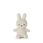 Crème Nijntje knuffel van Bon Ton Toys. Zachte stof, 10 cm hoog en geleverd in luxe cadeauverpakking. Een tijdloos en lief cadeautje voor baby’s vanaf de geboorte.