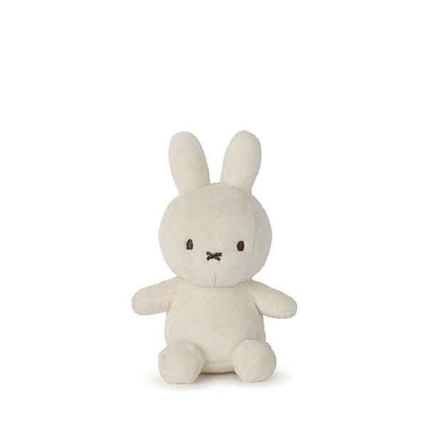 Crème Nijntje knuffel van Bon Ton Toys. Zachte stof, 10 cm hoog en geleverd in luxe cadeauverpakking. Een tijdloos en lief cadeautje voor baby’s vanaf de geboorte.