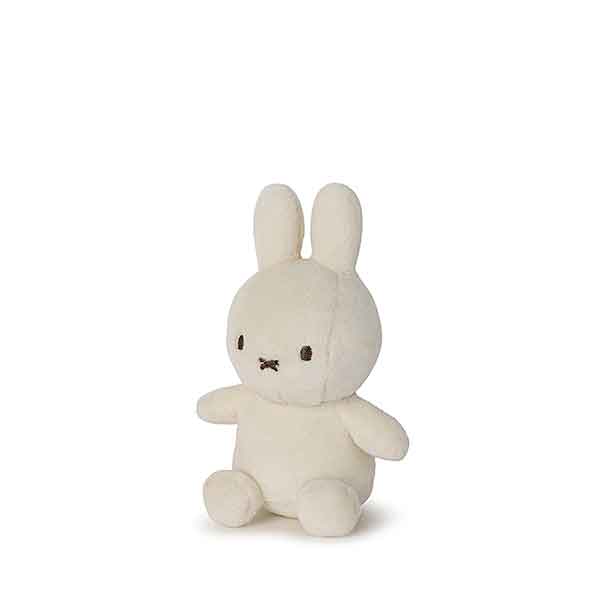 Crème Nijntje knuffel van Bon Ton Toys. Zachte stof, 10 cm hoog en geleverd in luxe cadeauverpakking. Een tijdloos en lief cadeautje voor baby’s vanaf de geboorte.