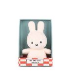 Roze Nijntje knuffel van Bon Ton Toys, 10 cm hoog, gemaakt van zachte stof en geschikt vanaf de geboorte.