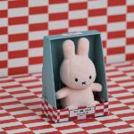 Roze Nijntje knuffel van Bon Ton Toys, 10 cm hoog, gemaakt van zachte stof en geschikt vanaf de geboorte.