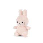 Roze Nijntje knuffel van Bon Ton Toys, 10 cm hoog, gemaakt van zachte stof en geschikt vanaf de geboorte.