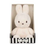 Beige Cozy Miffy knuffel van Bon Ton Toys, gemaakt van zachte faux cashmere, geleverd in luxe zwart-wit cadeauverpakking.