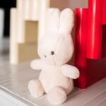 Beige Cozy Miffy knuffel van Bon Ton Toys, gemaakt van zachte faux cashmere, geleverd in luxe zwart-wit cadeauverpakking