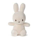 Beige Cozy Miffy knuffel van Bon Ton Toys, gemaakt van zachte faux cashmere, geleverd in luxe zwart-wit cadeauverpakking.