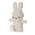 Beige Cozy Miffy knuffel van Bon Ton Toys, gemaakt van zachte faux cashmere, geleverd in luxe zwart-wit cadeauverpakking