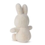 Beige Cozy Miffy knuffel van Bon Ton Toys, gemaakt van zachte faux cashmere, geleverd in luxe zwart-wit cadeauverpakking