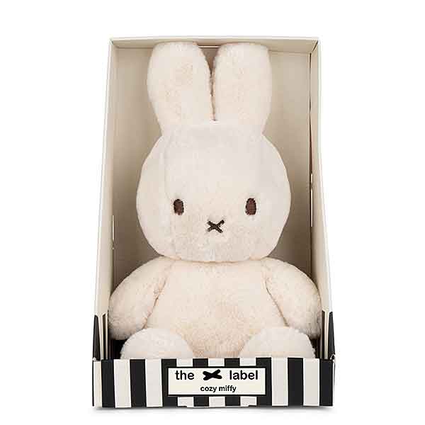 Beige Cozy Miffy knuffel van Bon Ton Toys, gemaakt van zachte faux cashmere, geleverd in luxe zwart-wit cadeauverpakking.