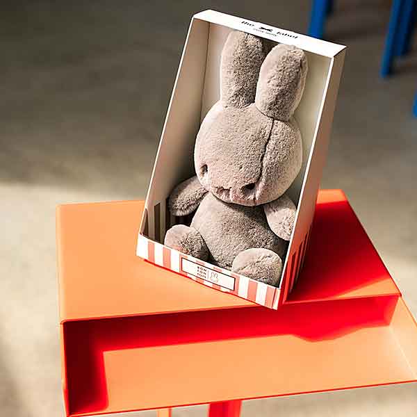 Taupe Cozy Miffy knuffel van Bon Ton Toys, gemaakt van zachte faux cashmere en geleverd in luxe taupe-wit cadeauverpakking.