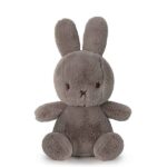 Taupe Cozy Miffy knuffel van Bon Ton Toys, gemaakt van zachte faux cashmere en geleverd in luxe taupe-wit cadeauverpakking.