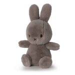 Taupe Cozy Miffy knuffel van Bon Ton Toys, gemaakt van zachte faux cashmere en geleverd in luxe taupe-wit cadeauverpakking.