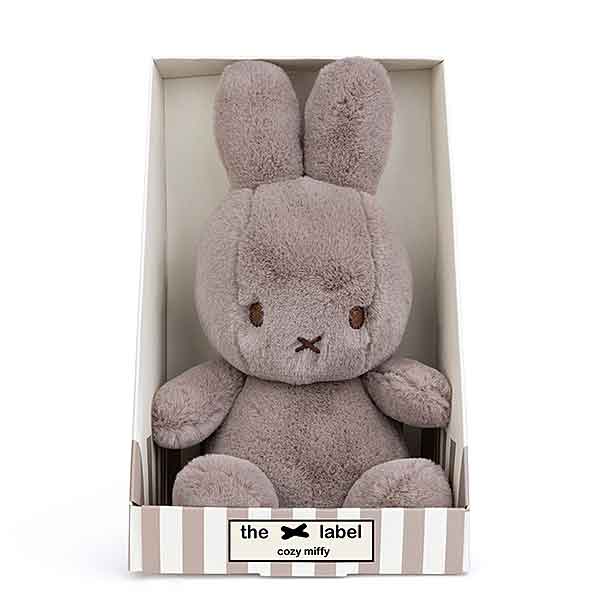 Taupe Cozy Miffy knuffel van Bon Ton Toys, gemaakt van zachte faux cashmere en geleverd in luxe taupe-wit cadeauverpakking.
