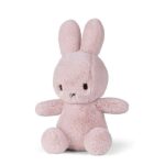 Roze Cozy Miffy knuffel van Bon Ton Toys, gemaakt van zachte faux cashmere en geleverd in luxe roze-wit cadeauverpakking.
