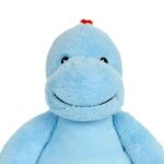 Cubbies Blueberry dinosaurusknuffel in blauw pluche met rode schubben, zwarte ogen en geborduurde details.