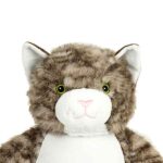 Cubbies Jasmine kat. Zachte pluche tabbykat met ritssluiting en wasbare vulling. Handgemaakt, veilig en geschikt voor alle leeftijden.