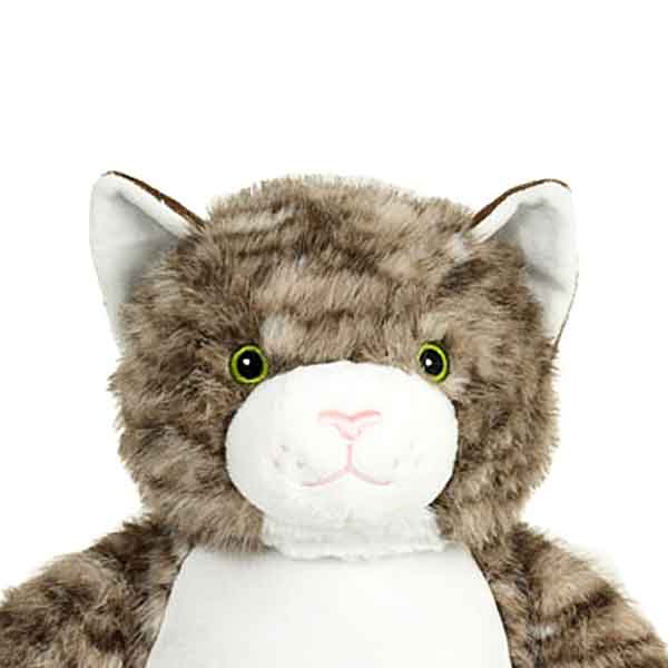 Cubbies Jasmine kat. Zachte pluche tabbykat met ritssluiting en wasbare vulling. Handgemaakt, veilig en geschikt voor alle leeftijden.