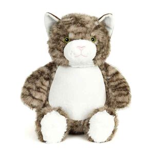 Cubbies Jasmine kat. Zachte pluche tabbykat met ritssluiting en wasbare vulling. Handgemaakt, veilig en geschikt voor alle leeftijden.