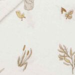 Jollein hoeslaken wieg Riverside collectie met eendjes, konijntjes en waterplantjes in zachte kleuren, gemaakt van ademende jersey stof.