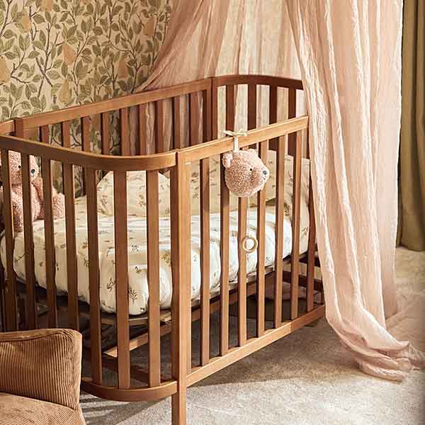 Jollein hoeslaken wieg Riverside collectie met eendjes, konijntjes en waterplantjes in zachte kleuren, gemaakt van ademende jersey stof.