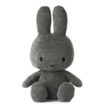 Grijze Miffy ECO Corduroy knuffel van Bon Ton Toys, 50 cm hoog, gemaakt van gerecycled ribfluweel en geschikt voor baby’s en peuters.